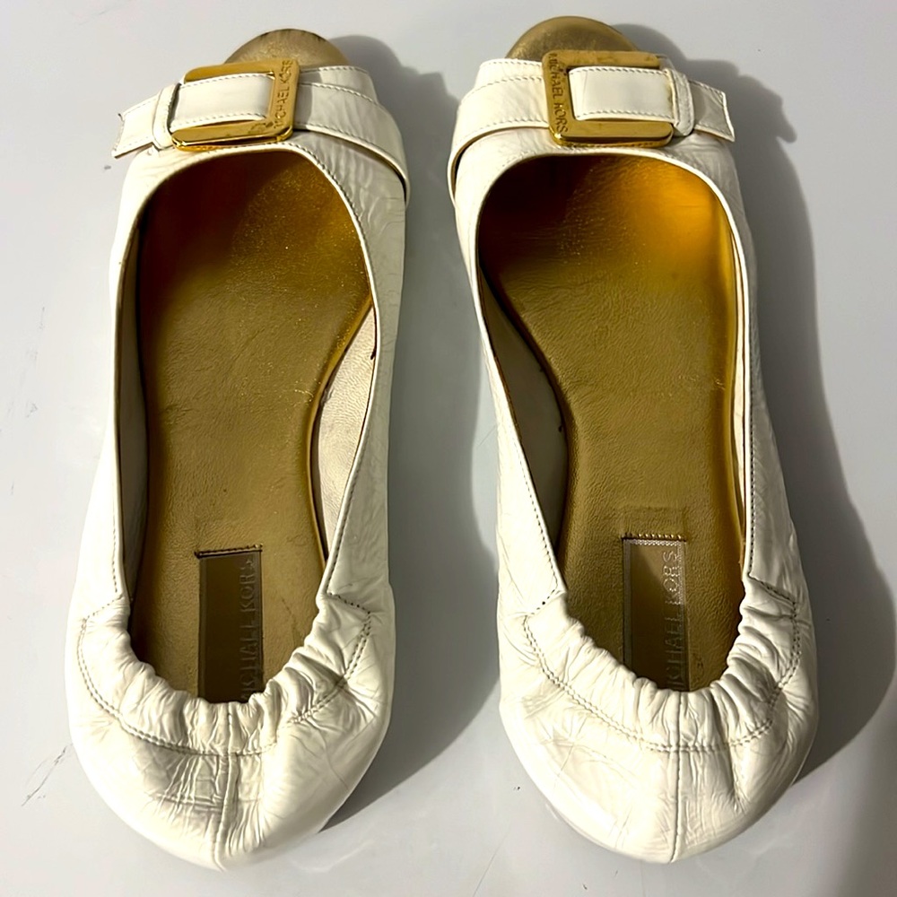 Preowned MICHAEL KORS peep toes flats. White. Size 7M. Made in Italy.